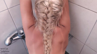 Baszik a zuhany alatt: kemény punci dugás a strand tusolóban, őrült élvezés!