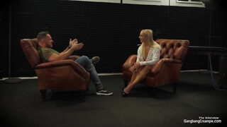 Kemény gangbang: 3 fickó tömi a szőke milf punciját, mélyen a seggébe is, végig élvezés, záró kreampajti