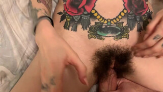 Kemény dugás tetkós szőrös puncival – Baszódj meg a legvadabb amatőr élvezésben