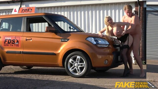 Motorháztetős baszás: Kemény dugás a buzi autósiskolában, punci élvezésig!