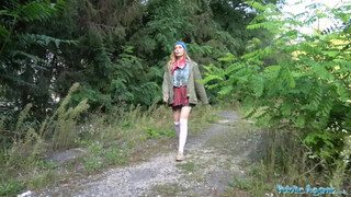 Kemény utcai baszás: Szűz punci kapja a nagy faszt a kertben, nyögve élvezi a durva dugást