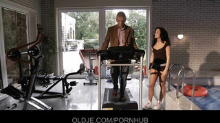 Edzőtermi punci baszás: Szétnyitva a kondi kurva keményen élvezi a dugást