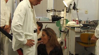 A fogorvosnál baszott punci a rendelőben – Kemény dugás retro stílusban