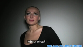 Tetkós szőke milf utcán baszik keményen pénzért, mély torok és duplapunci élvezés