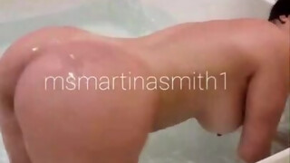 Martina Smith kemény szopás a habos kádban – mély torok, nyálas élvezés, végig nyelde a faszt!