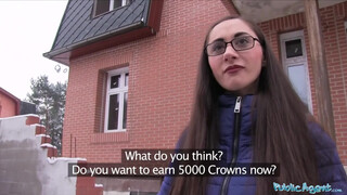 Szemüveges punci szájbaszás és kemény dugás a könyvtárban – tinibanya élvezés közterületen