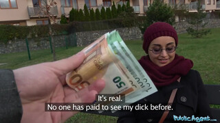 Afganisztáni punci baszás: Kemény dugás a public agenttől, nyögve élvezi a szopós kurva