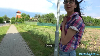 Feszült punci tinilány kemény dugás a szabadban – réten baszom szét a szűzös ribit