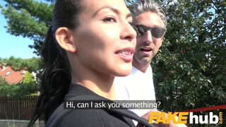 Faszom, baszom a barátnőd szoros punciját keményen a parkban!