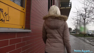 **Szajha Lucy baszik keményen utcán pénzért, mély torokkal és punci dugással**