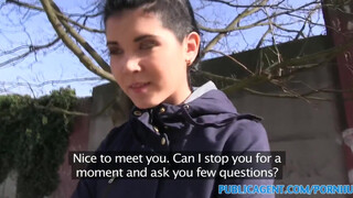 Lépcsőházi kurva baszás: puncija nedves a kemény dugástól