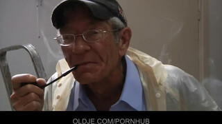 Tökéletes punci dugás: Öreg faszi keményen baszja a szűz tinédzsert seggbe