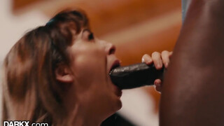 Cherie DeVille nyeli a mélytorok dugást, keményen baszva a száját, míg a punci ázik