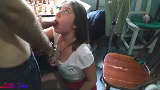 Diákpunci baszódik keményen a tanteremben – szűzös tinédzser élvezésig dugva