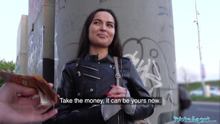 Orosz punci szűkre feszül a kemény dugásban – nyílt helyen totál baszás élvezésig