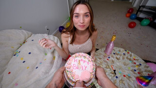 Brooke Tilli kemény seggbaszás után kapja be a krémes spermtortát