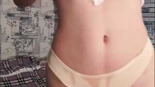 Friss tinédzsi ribanc durva nagy cicivel kemény baszásra éhesen élvezi a mély dugást