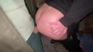 Kemény anal dugás amatőr punci hátulról, mélyen a seggbe, nyögés és élvezés közben