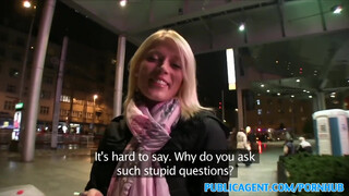 Szőke ribanc benzinkúti dugásra készen – kemény baszás a nyílt utcán