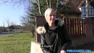 Cseh kurva kopasz puncija közterületen – vad dugás, kemény élvezés a nézők előtt