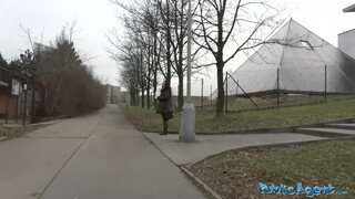 Cseh kurva sikátorban: kemény dugás, nyögés, seggben és punciban egyben