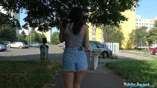 Olasz punci kemény dugás utca közepén – nyálas baszás a legvadabb élvezésig