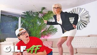 60 éves kurva tanárnő keményen megbaszatja a diákot a szobában – szűz punci, mély torok, durva élvezés