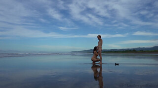 Tengerparti punci baszás: Kemény dugás a homokban, nyögés és élvezés szétnyalva