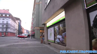 **Kemény utcai baszás: Magyar punci élvezi a vad dugást a nyílt helyen**