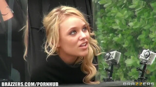 Alexis utca közepén kap kemény dugást 3 idegentől a punci szétbaszva élvezi