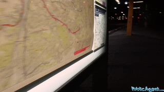 Elveszett punci a pályaudvaron – kemény dugás idegen fasztól a vécében