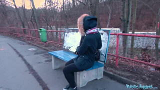 Kemény baszás a peronon: szűk punci és mély seggdugás a vonat helyett