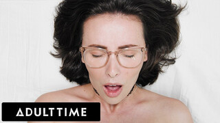 Casey Calvert keményen baszja át a szűk puncikat, totális élvezésig