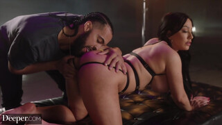 Jennifer White keményen baszik, mélyen a punciban, seggben és szájban, totális élvezés