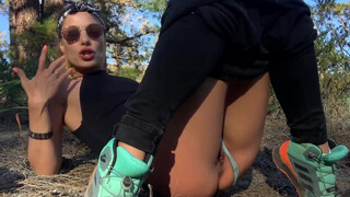 Szexéhes túralány kemény dugás közben masztizik a vadonban – nedves puncija élvezi a baszást