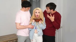 Szűk seggű mostohahúg keményen kap két vastag faszra brutális anal DP hármasban