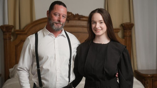 Kemény baszás a nagy puncis lánnyal – a fater dugja szét a szűz seggét!