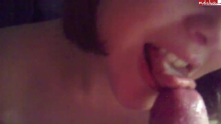 Laura keményen nyeli a hatalmas faszt mély torokkal, fulladós élvezésig