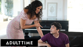 Mostoha kurva keményen baszza a fiú seggét, míg a punci el nem ázik az élvezéstől