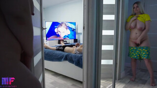 Kemény kukkolás közben a barátnőm punciját baszom szét a kanapén élvezésig