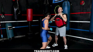 Kemény edzés után punciba dugom a trénerem, nyögve élvezi a mélybaszást