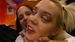 Anette Schwarz és a német punci szörnyek: kemény dugás, mély torokbaszás, zokogós élvezés