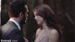 Ellie puncija sír a kemény tanári dugástól – baszás óra után a tanteremben