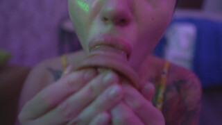 Tetovált orosz kurva full torokbaszás, nyálas mélydugás és kemény élvezés