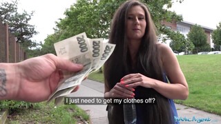 Lara Fox utcán szétbaszott punci pénzért – kemény dugás, nyögés, élvezés totálisan