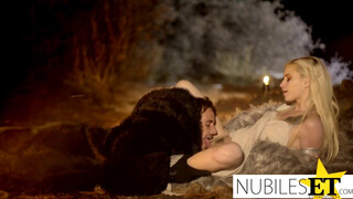 Havas Joe keményen baszza Daenerys punciját és nyalja ki a trónörökös seggét élvezésig