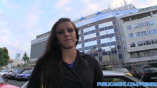 Fotómodell casting: a főnök minden lyukba belenéz és kipróbál