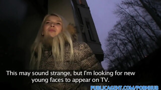 Vastag dupa szőke ribi, nyilvános helyen szétterítve, mélyen benne a bestia