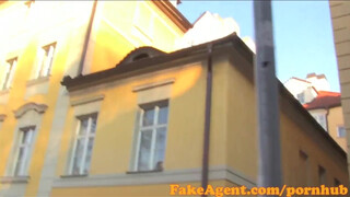 **Raven, a picsába durva MILF – Hamis ügynök baszatja szét a kurva hangos nénit**