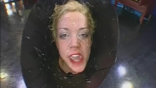 Német szuka totál elbaszva: Anette Schwarz mélyen a picsába nyomva